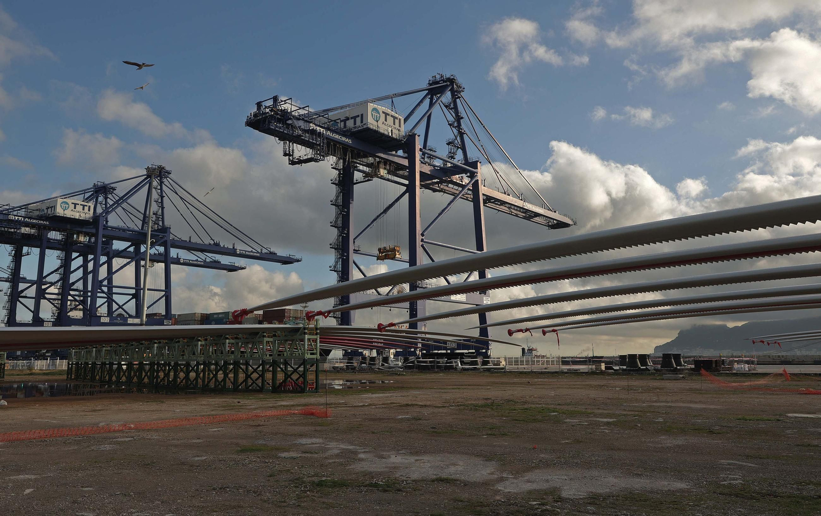Los aerogeneradores descargados en el muelle de Isla Verde Exterior del Puerto de Algeciras, en imágenes