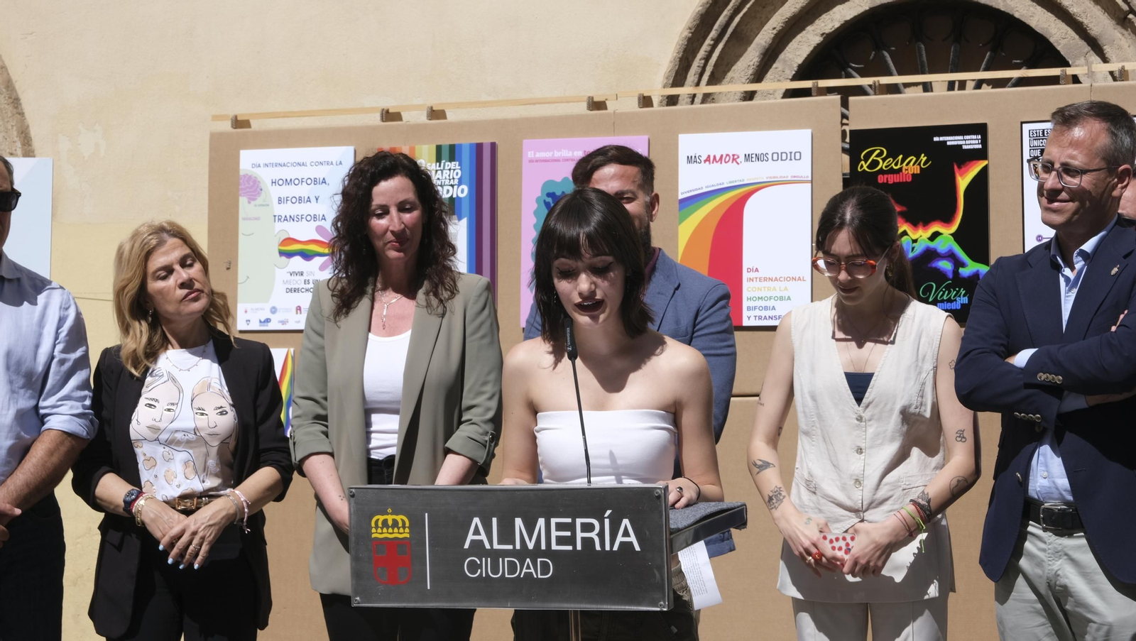 Lectura del manifiesto del Día Internacional contra la Homofobia en Almería, en imágenes