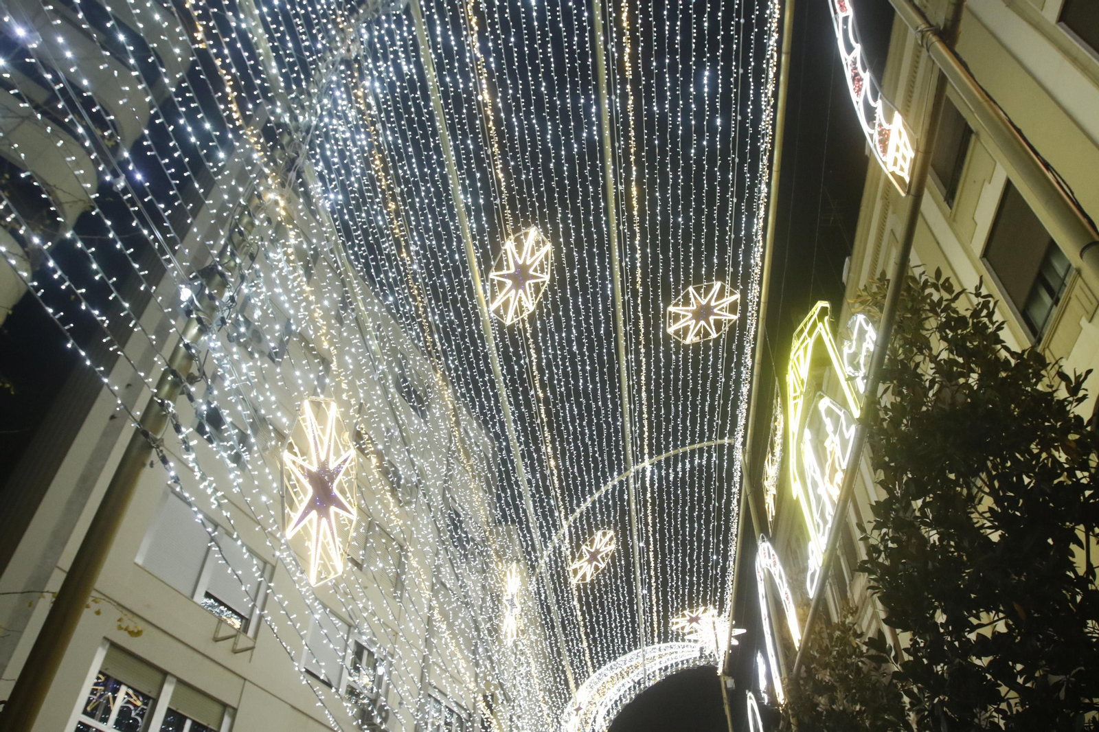 El alumbrado navideño de la calle Cruz Conde de Córdoba, en imágenes