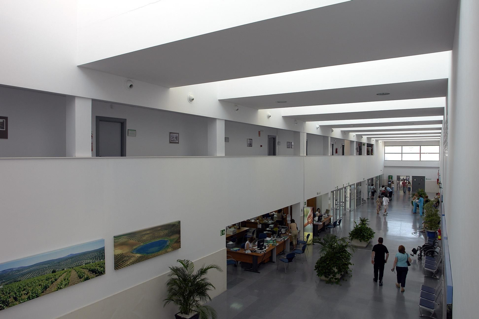 Actividad en el hall de acceso al Hospital de Montilla.