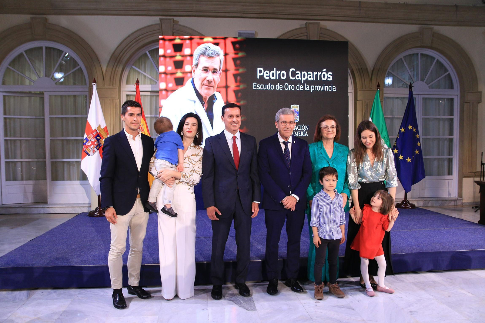 La diputación impone el Escudo de la Provincia a Pedro Caparrós