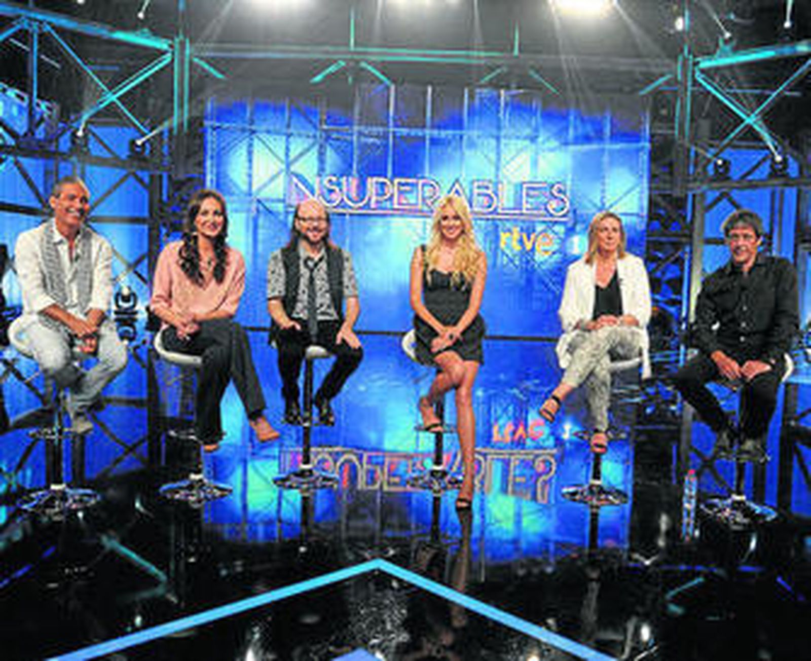 Rueda de prensa de presentación del programa, con la presentadora, Carolina Cerezuela, y el jurado, entre otros.