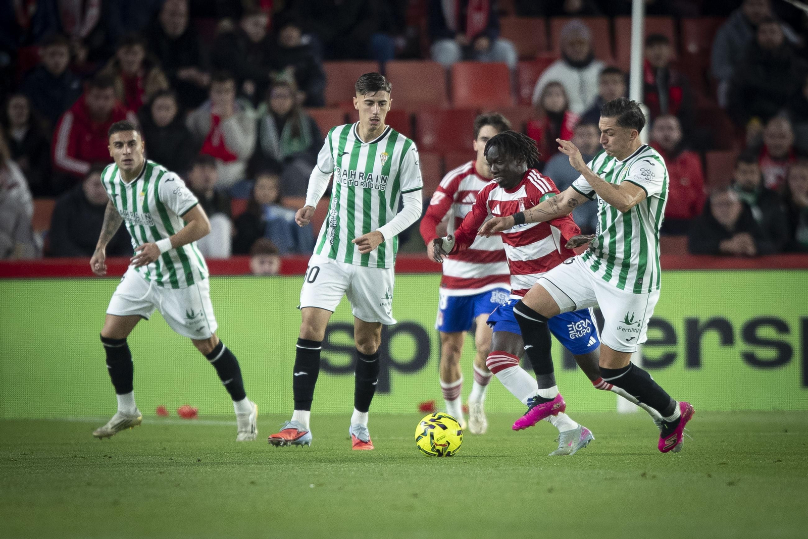 El jugador del Granada CF Faye rodeado de contrarios.