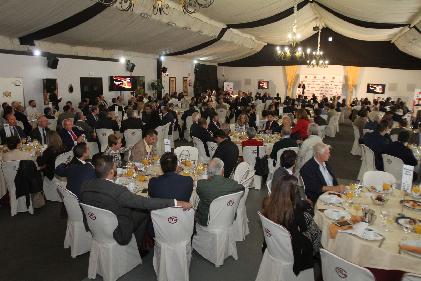 Imágenes del Desayuno Informativo del Grupo Joly con Javier Targhetta