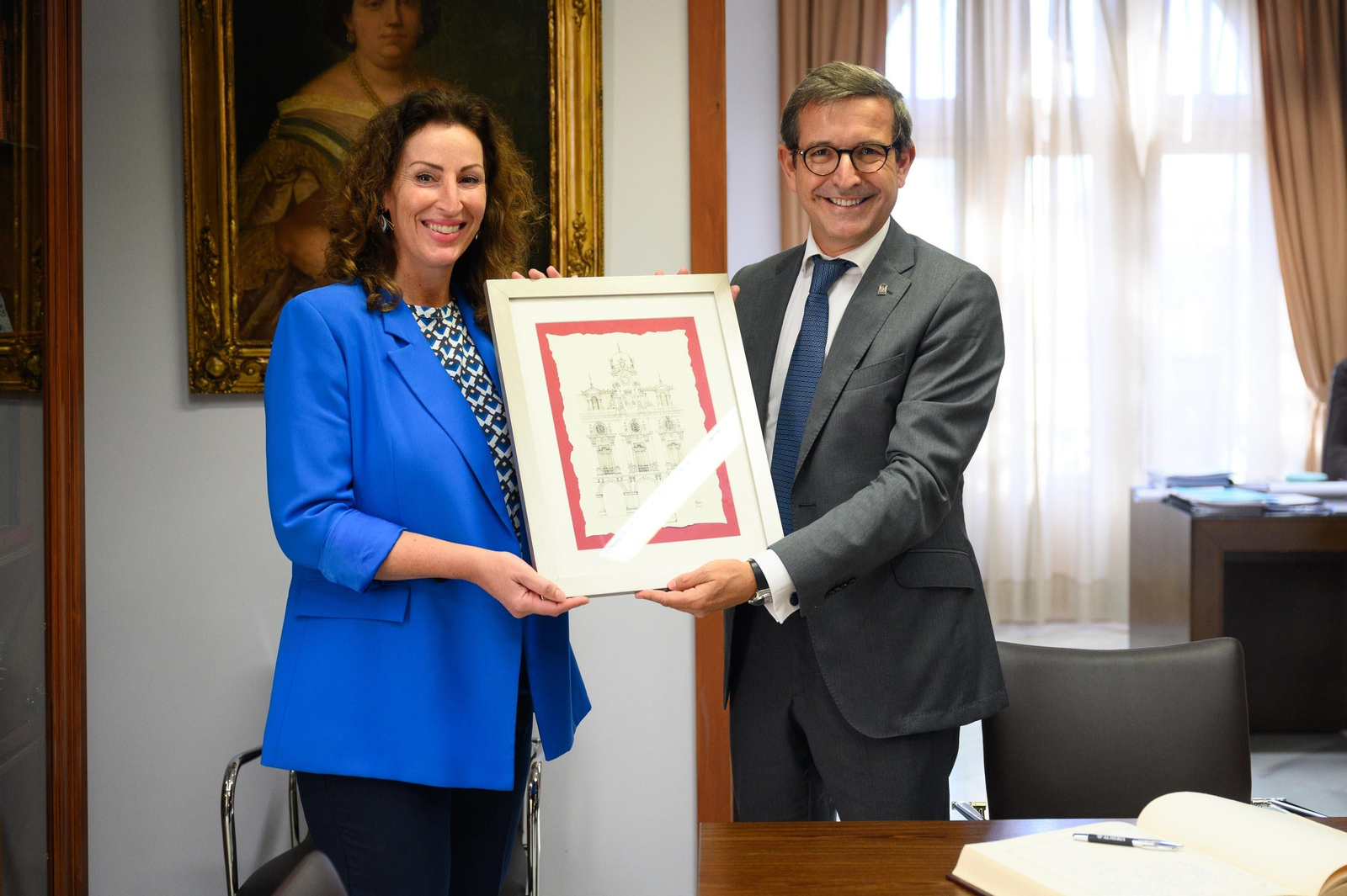 La alcaldesa, María del Mar Vázquez, con el consejero de Industria, Energía y Minas de la Junta de Andalucía, Jorge Paradela.
