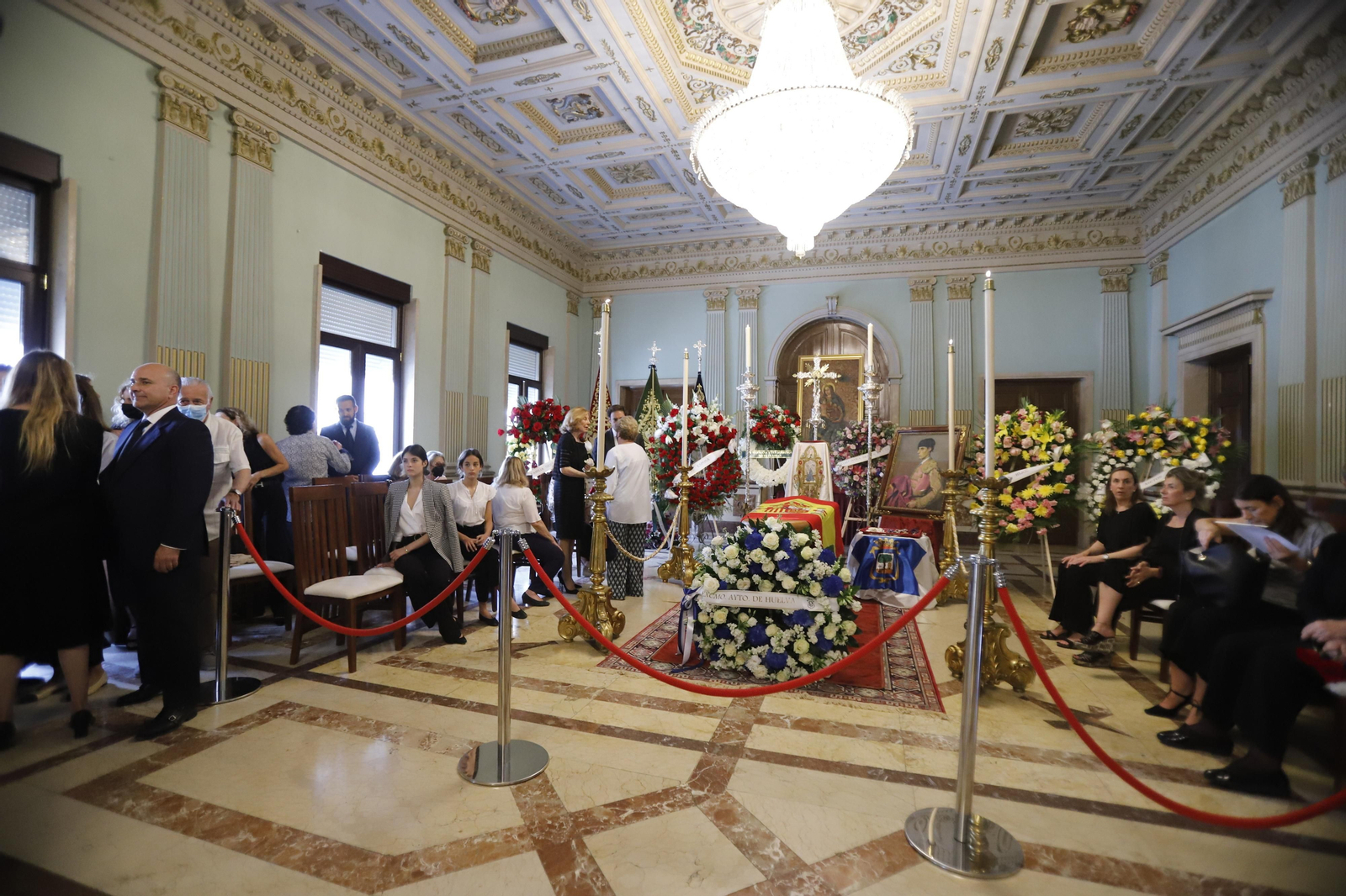 Imágenes de la capilla ardiente de Miguel Báez Espuny 'Litri' en la mañana del viernes