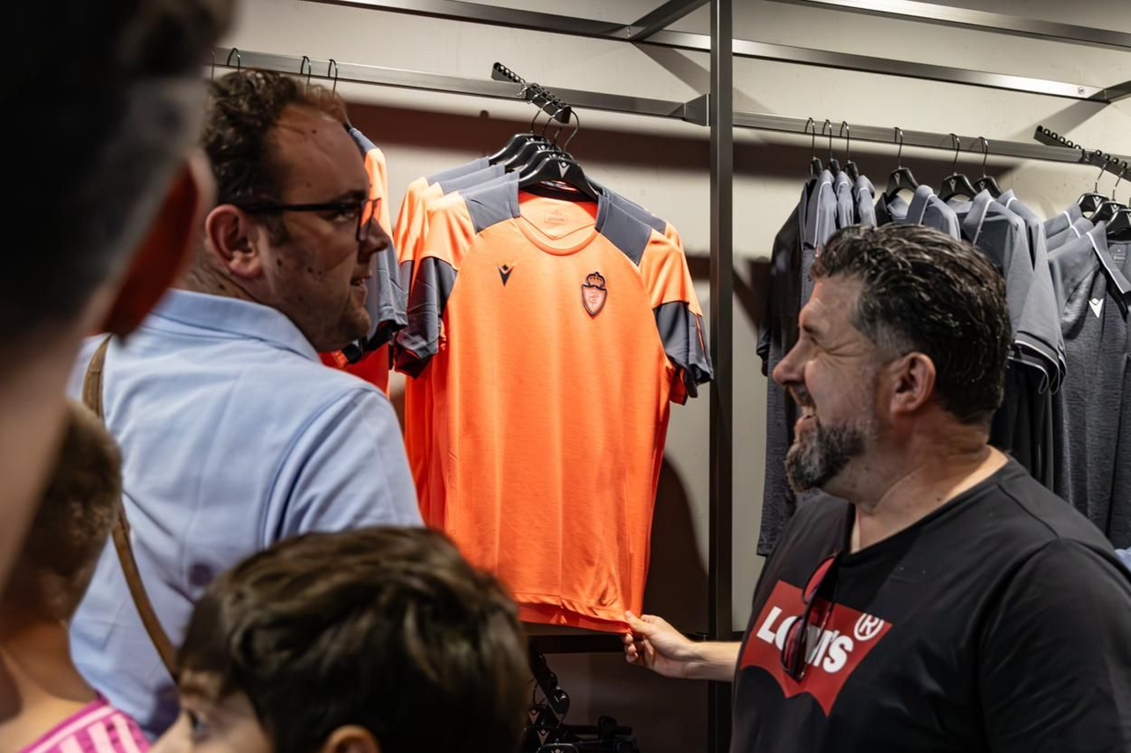 Así son las nuevas camisetas y la nueva tienda del Real Jaén, en imágenes