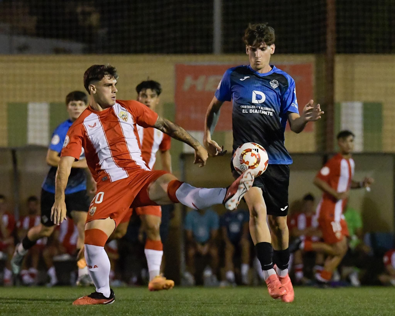 Pedro Robledillo pugna por un balón con Marsu, del Almería B, durante un amistoso de esta última pretemporada.