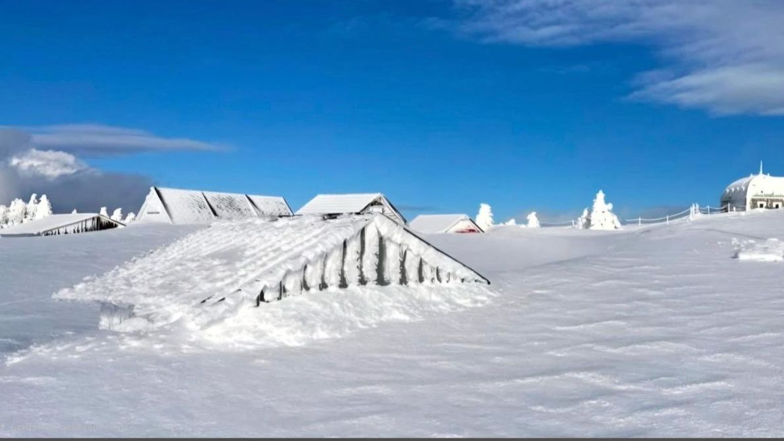 Establecimientos sepultados por la nieve en la Hoya de la Mora