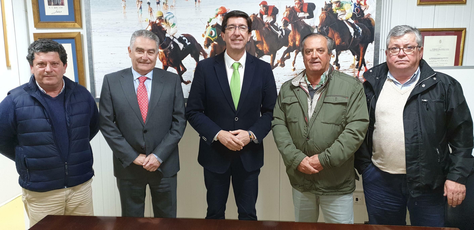 El vicepresidente de la Junta y el presidente de la Real Sociedad de Carreras de Caballos de Sanlúcar, con otros asistentes a la reunión.