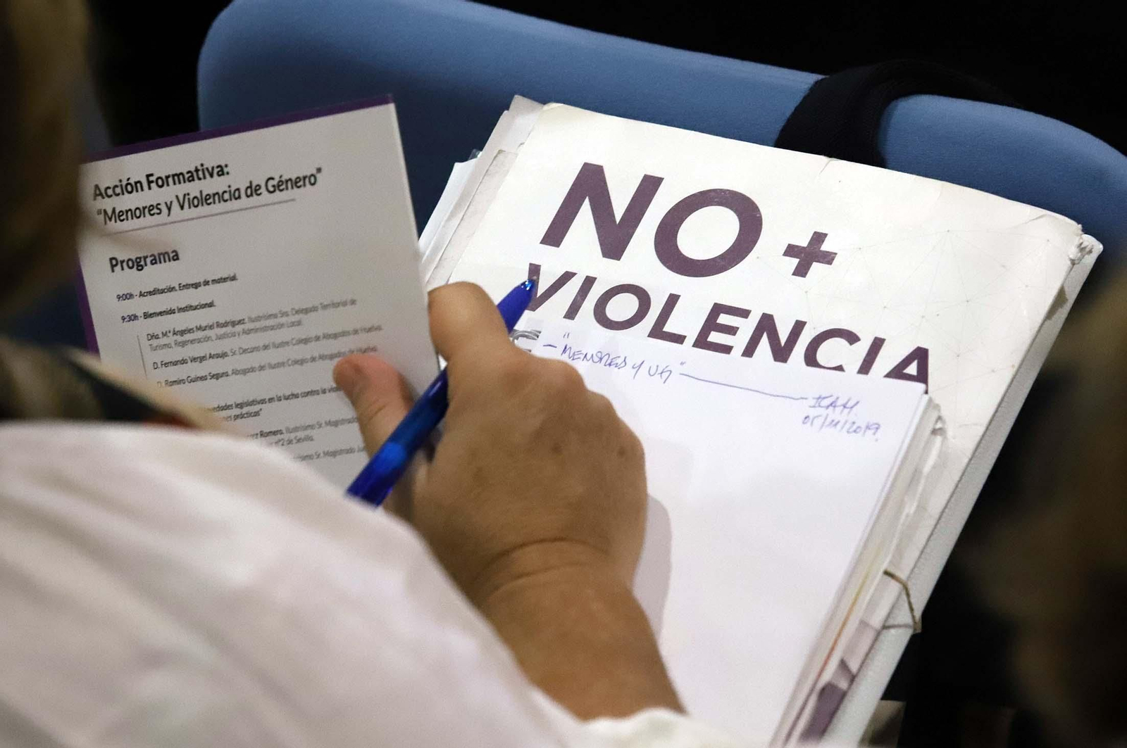 Una persona acude a una acción formativa sobre menores y violencia de género, en una imagen de archivo.