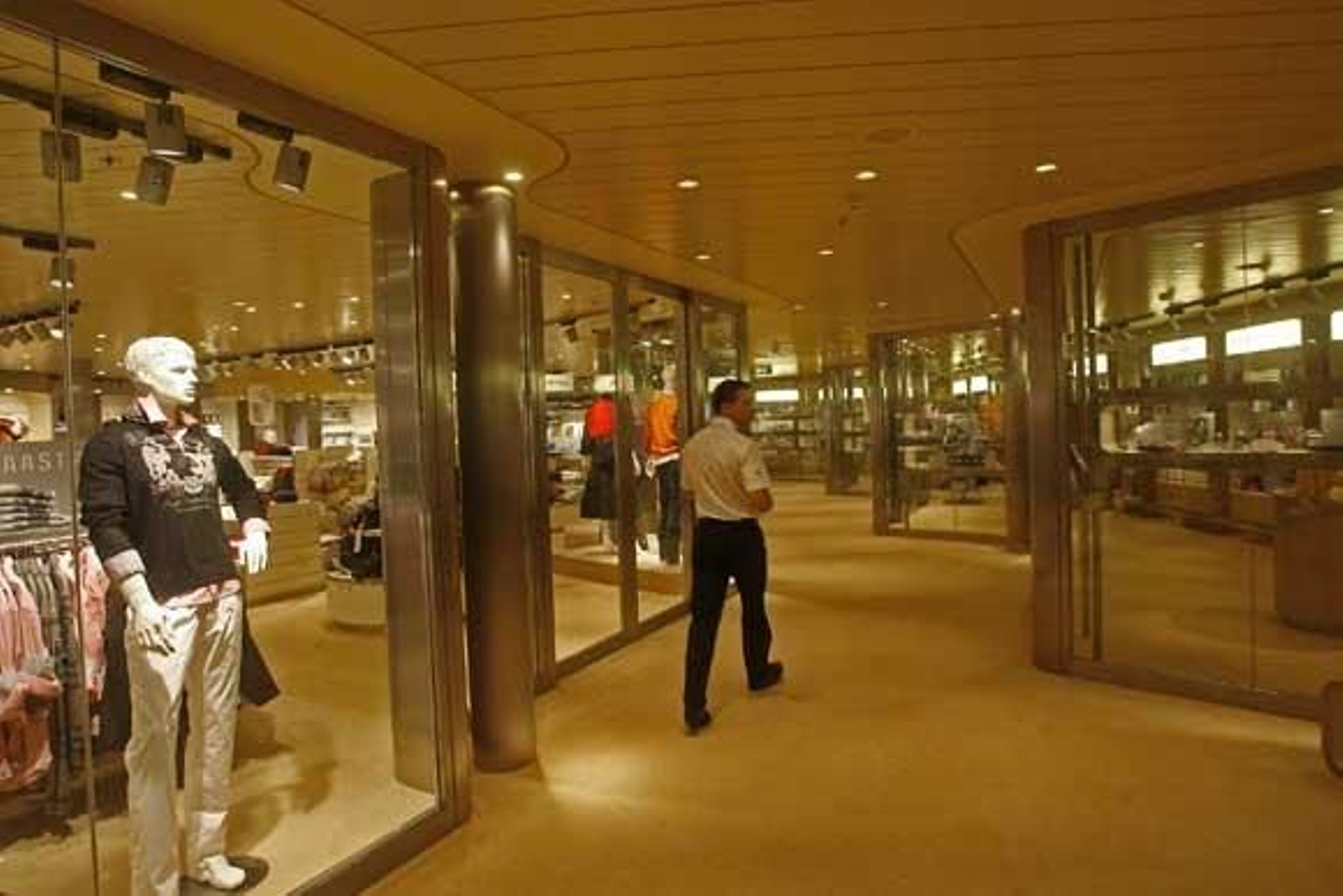 El 'Aidablu' es el primero de los 300 buques de este tipo que atracarán este año en el Puerto de Cádiz

Foto: Joaquin Pino