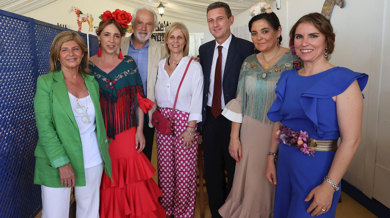 Miembros del PP, con María José García-Pelayo a la cabeza, junto al gerente de Diario de Jerez, Miguel Berraquero, en la caseta del Diario.