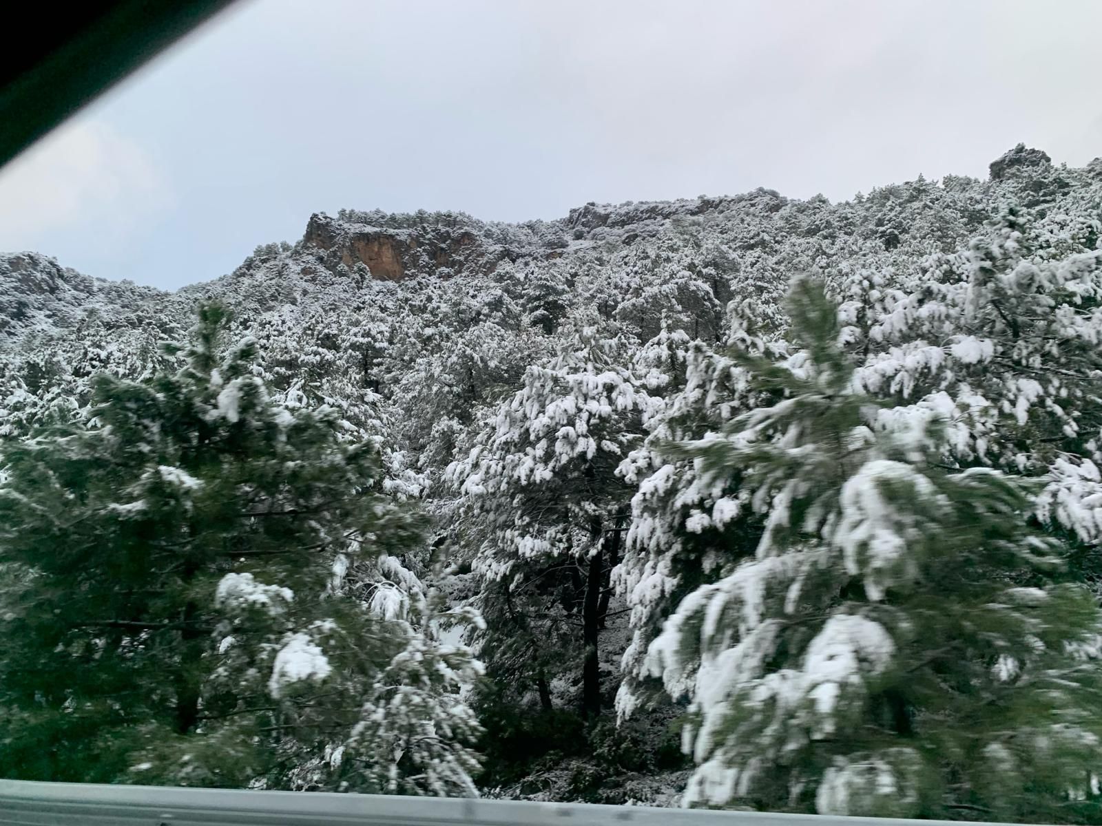 Granada despide la Semana Santa cubierta de nieve