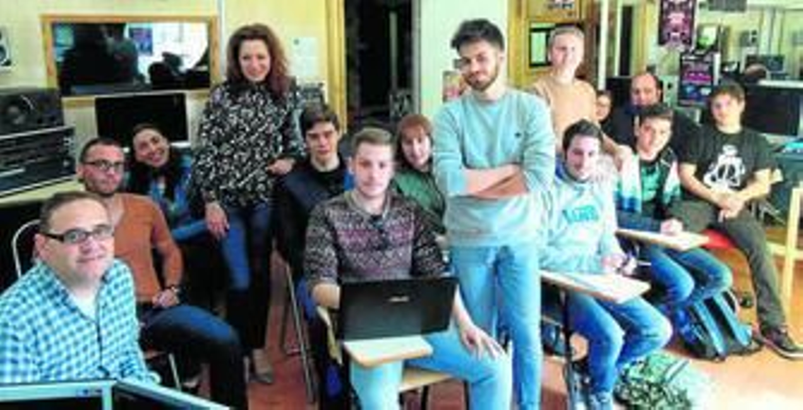 Eva Almaya y Luis Serrano con un grupo de alumnos de la Escuela de Imagen y Sonido.