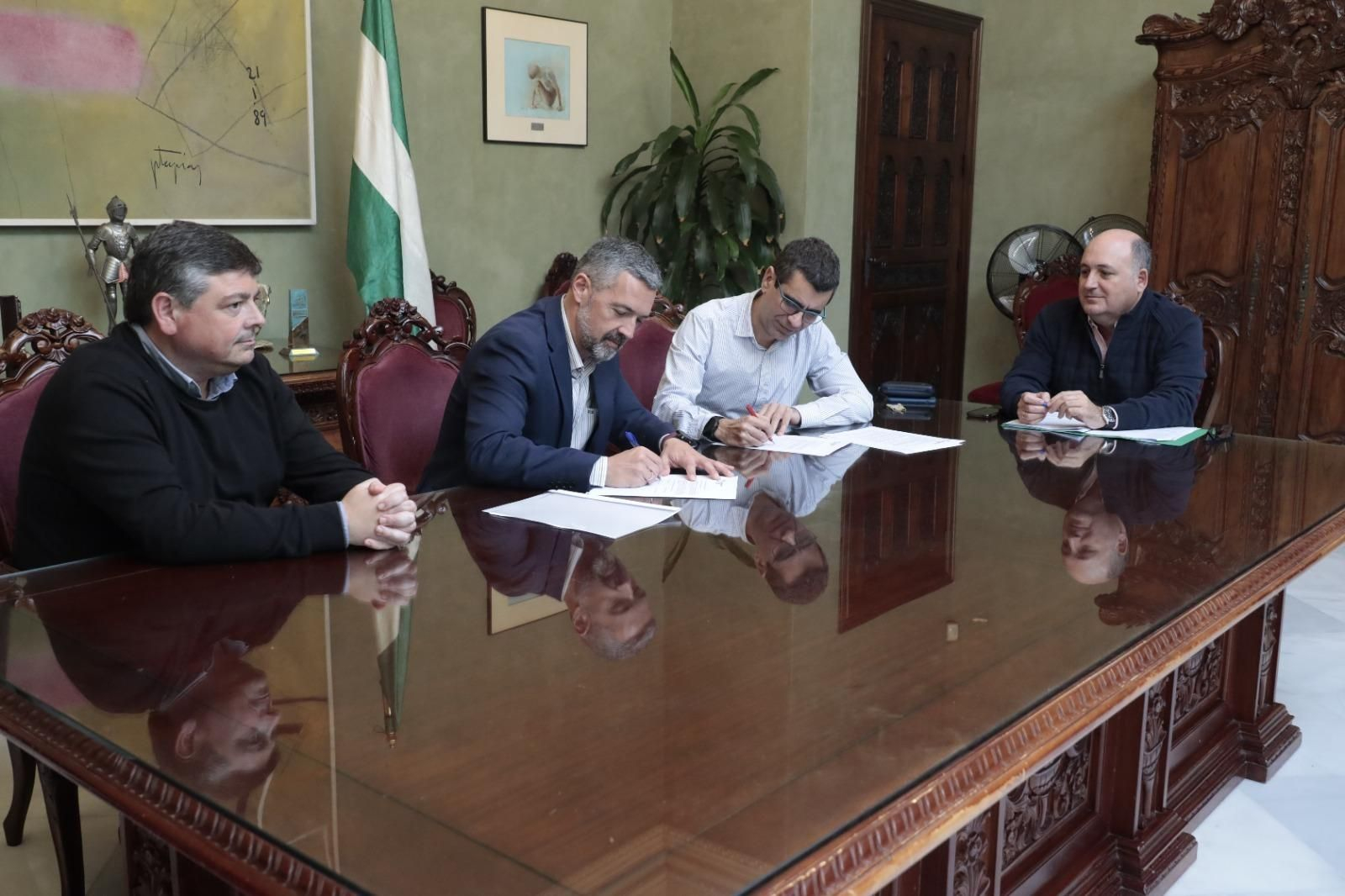 José Javier Ruiz Arana, alcalde de Rota, firmando el nuevo contrato.