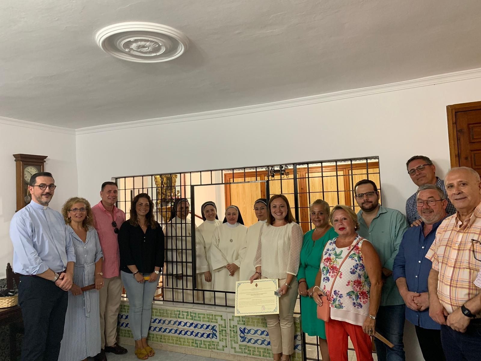 Los cofrades de Expiración reciben la carta de hermanamiento de las monjas de Santa María