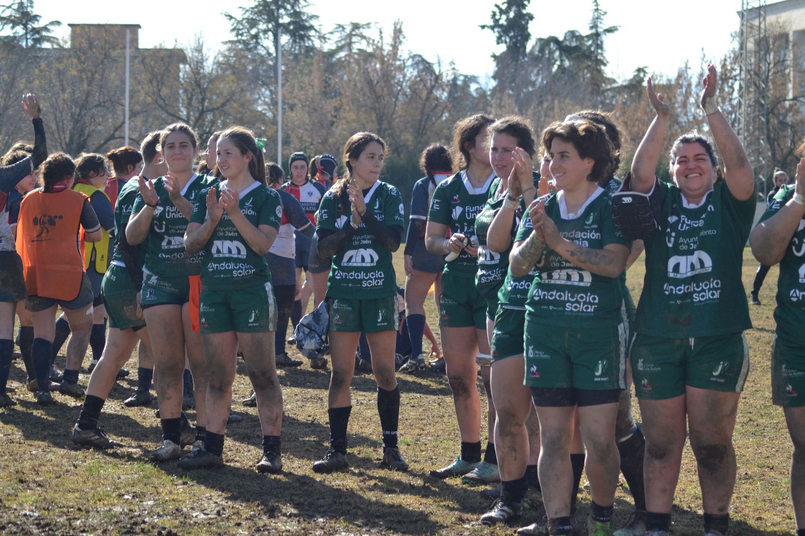 Las chicas del equipo jiennense celebran una de sus victorias este curso.
