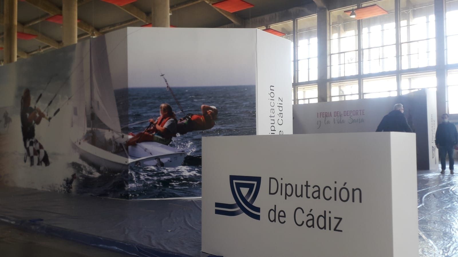 Últimos retoques al montaje de las infraestructuras de la Feria del Deporte y la Vida Sana.