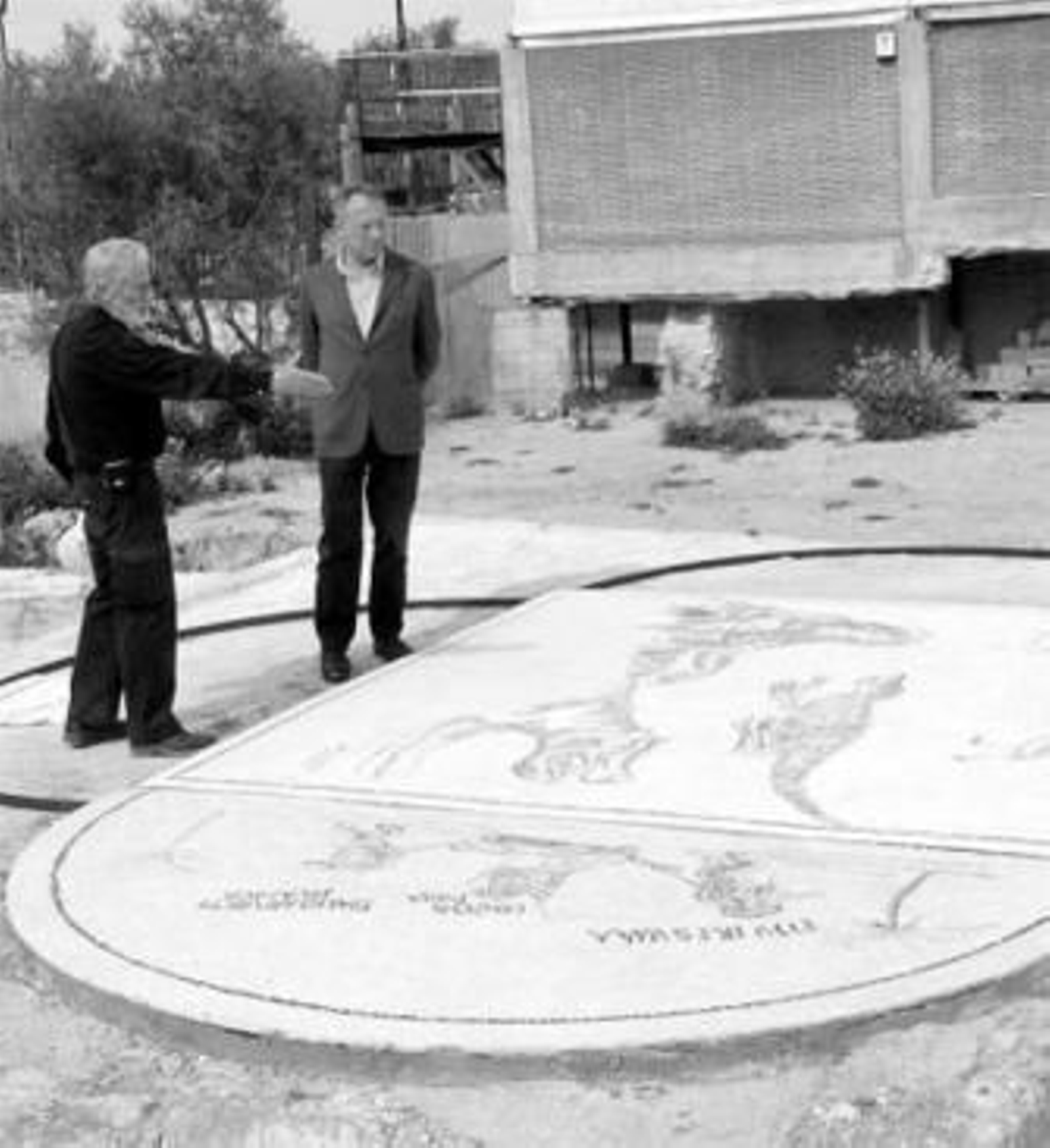 Luis Alberto López Palomo y Alberto Gómez muestran el mosaico. Luis Alberto López Palomo y Alberto Gómez muestran el mosaico.