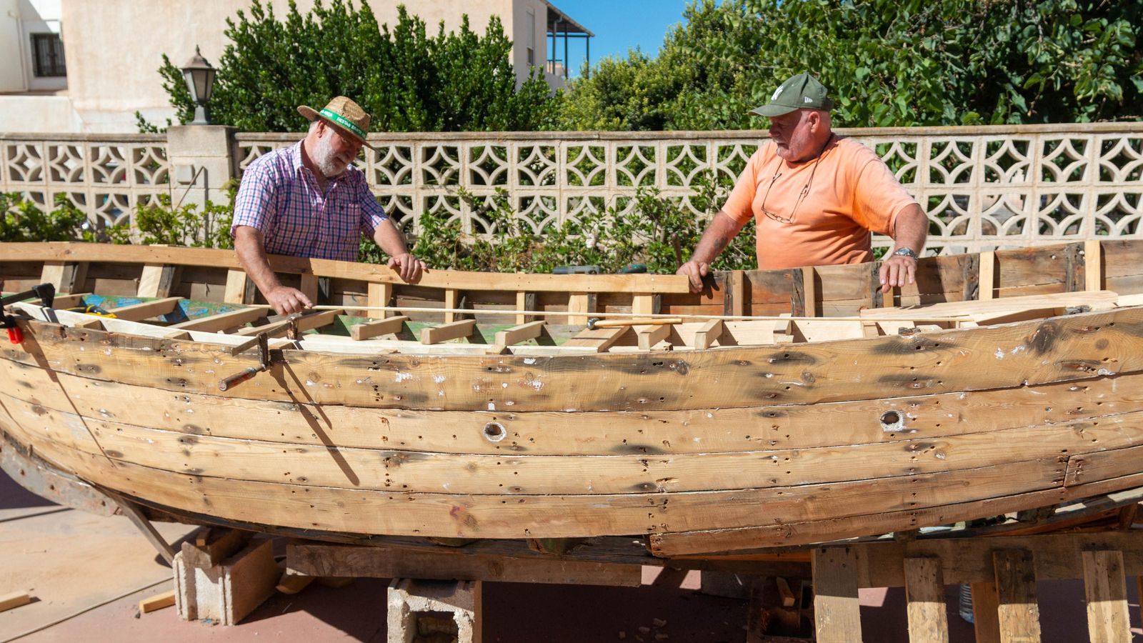 Los hermanos Tarifa restaurando la barca