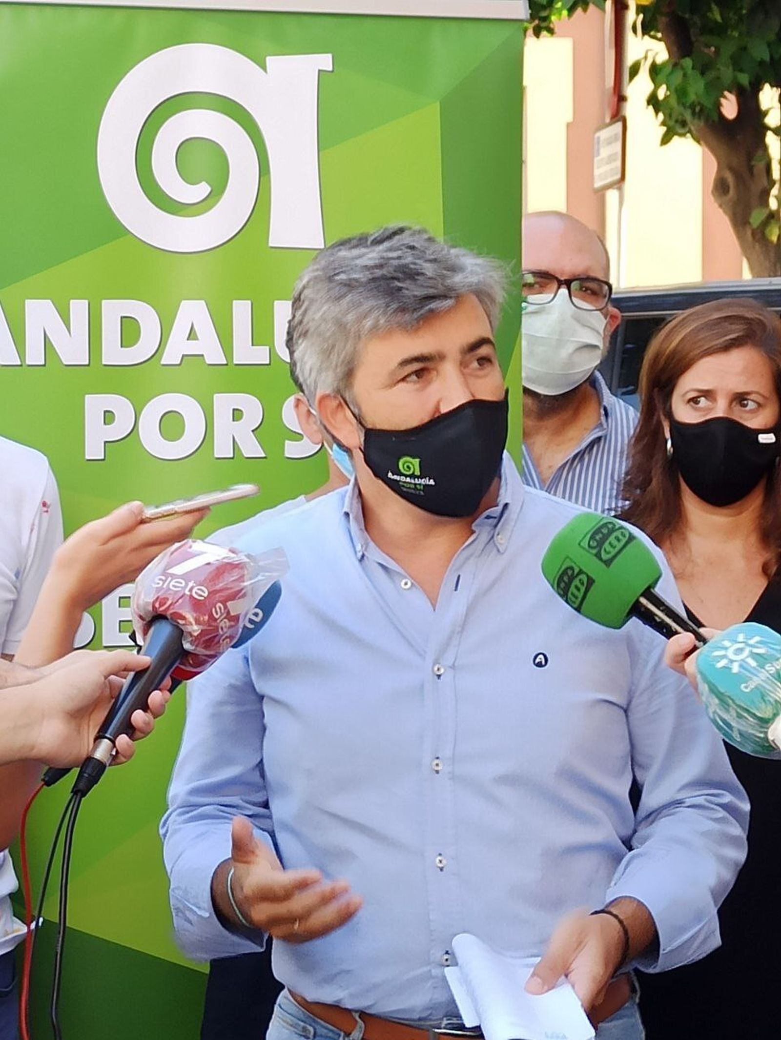 El alcalde de Coria, Modesto González (AxSí), este viernes, ante la Delegación del Gobierno de la Junta, donde ha presentado el recurso.