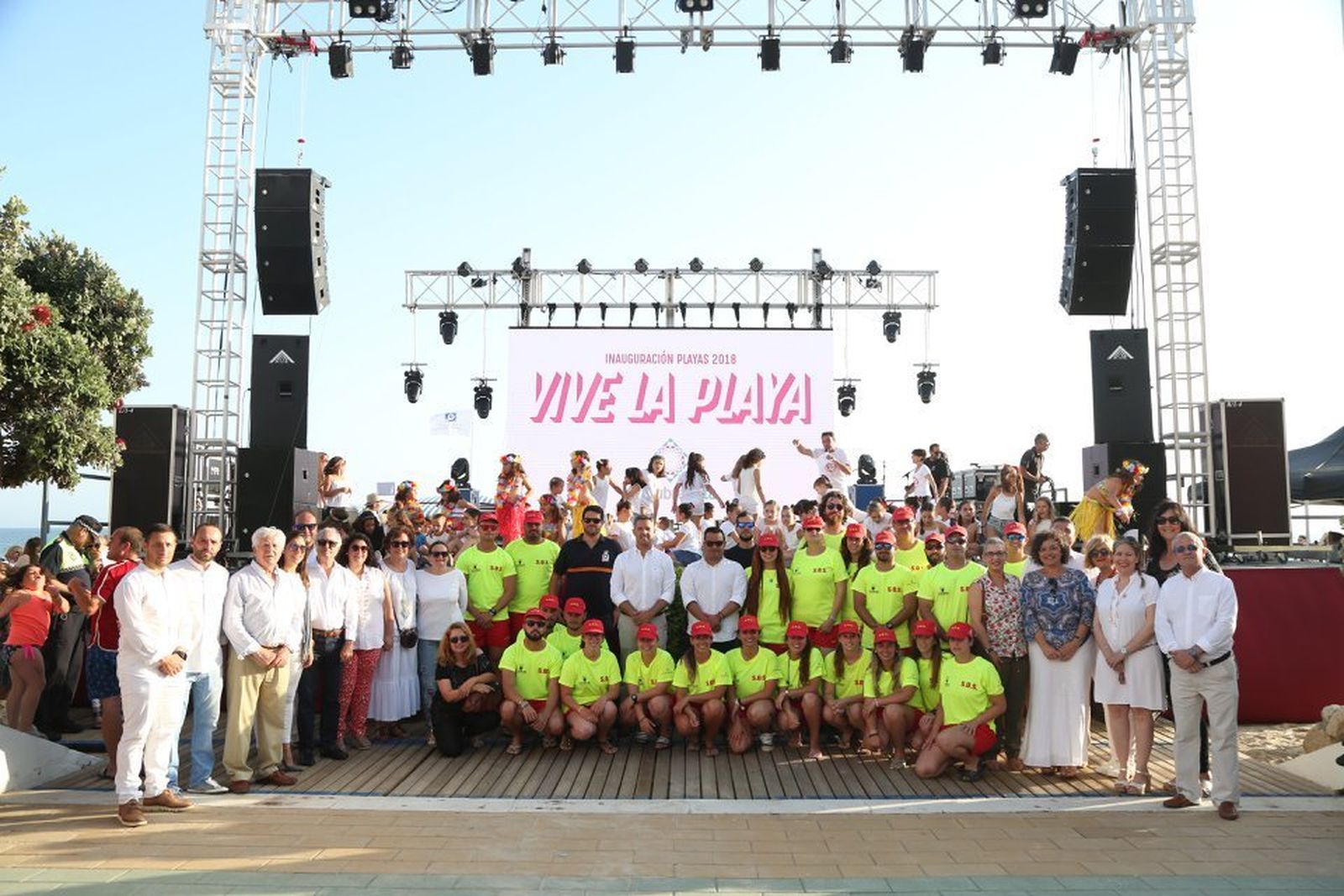 Un instante de la fiesta inaugural de la temporada de playas organizada por el Ayuntamiento de Rota en La Costilla.