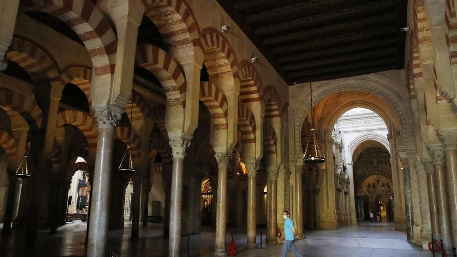 Un visitante con mascarilla en la Mezquita-Catedral. Un visitante con mascarilla en la Mezquita-Catedral.