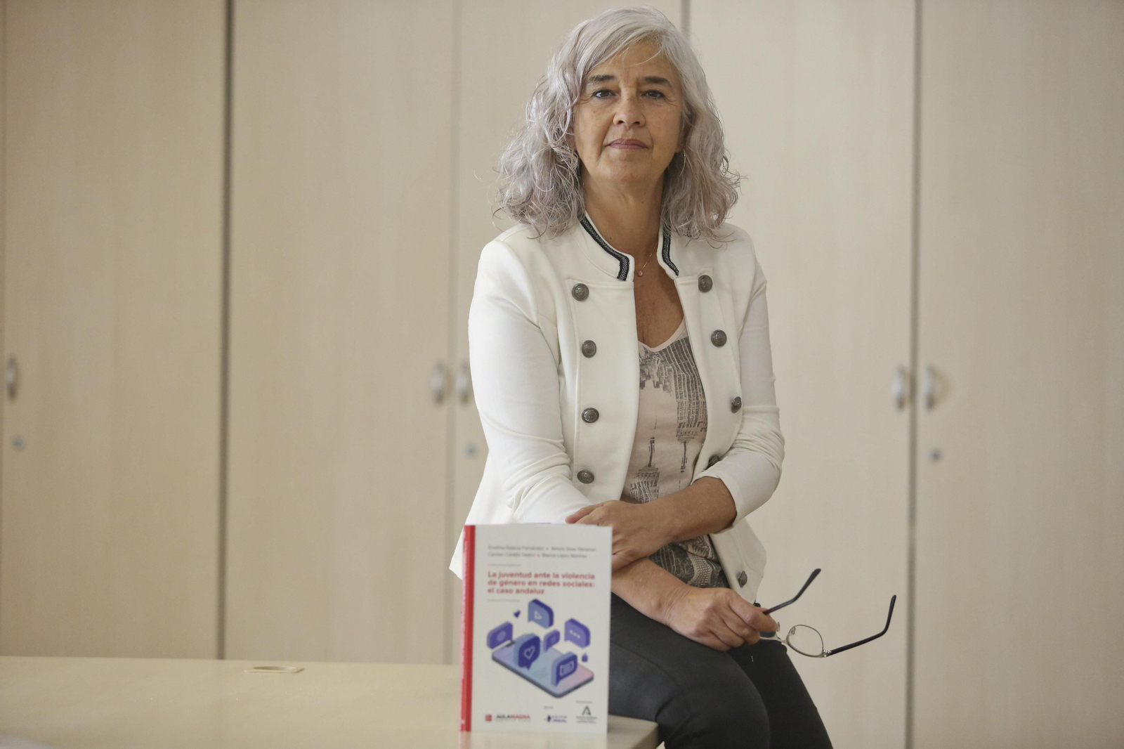Meli Galarza con la publicación del trabajo de investigación sobre jóvenes, violencia y redes sociales. Meli Galarza con la publicación del trabajo de investigación sobre jóvenes, violencia y redes sociales.