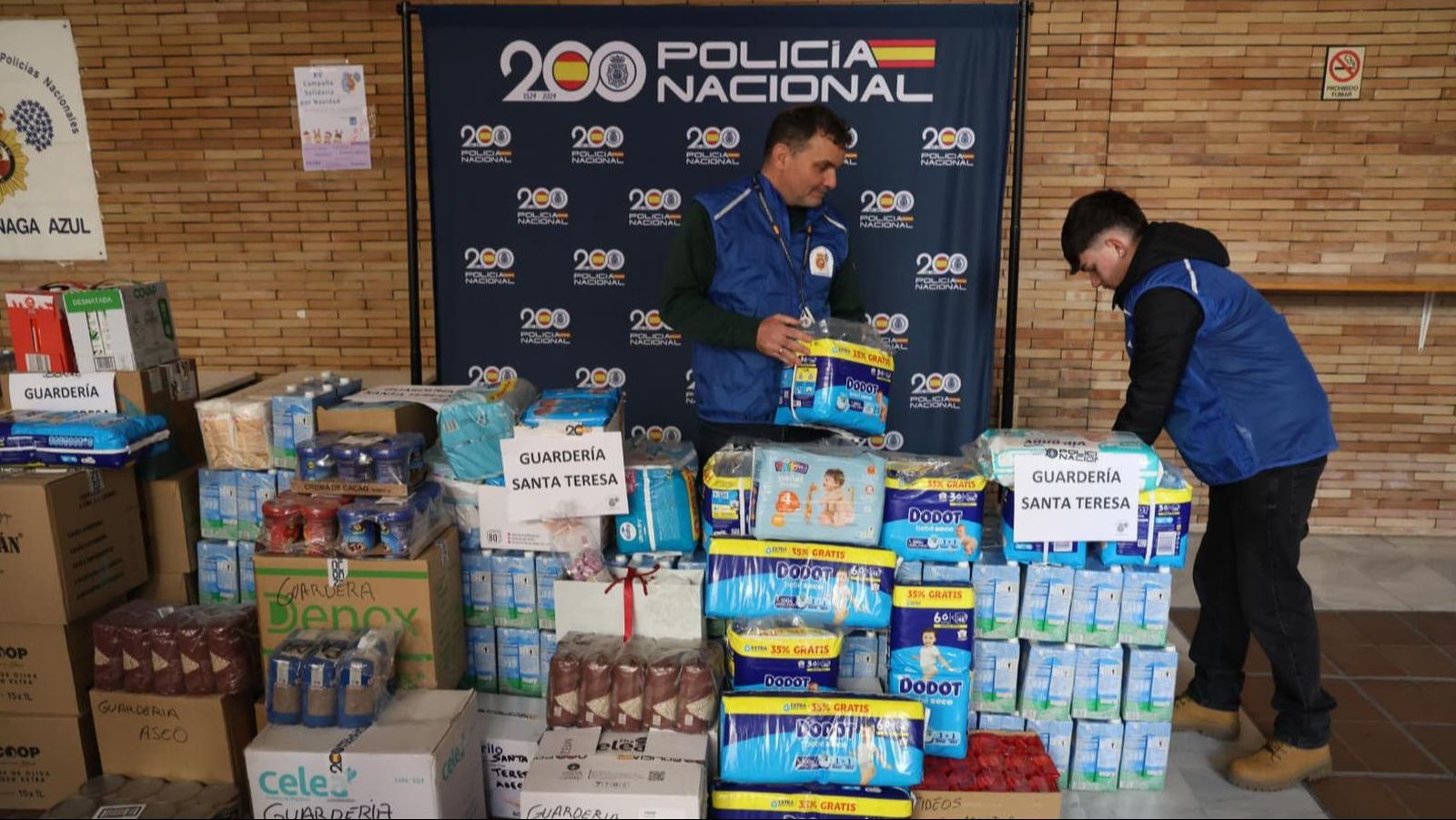 La Policía Nacional recoge tres toneladas de alimentos y productos para niños de dos centros educativos
