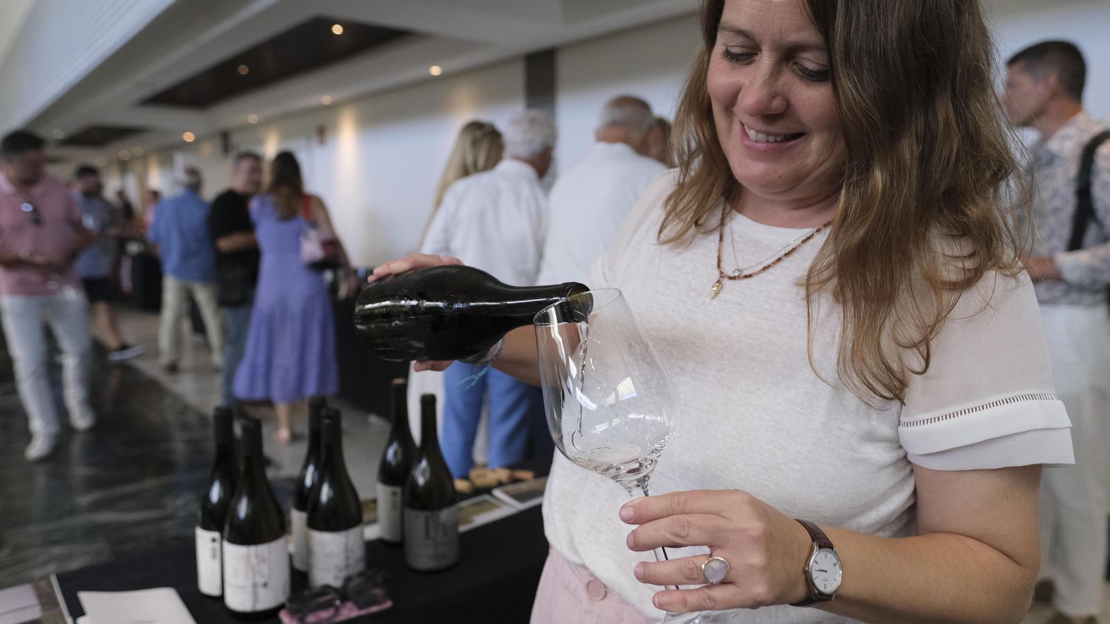 Bibi García sirviendo una copa del futuro blanco de Cortijo los Aguilares.