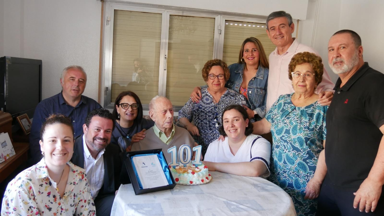 Manuel Cortés y Clece felicitan a Joaquín Sánchez, un vecino abderitano que cumple 101 años.