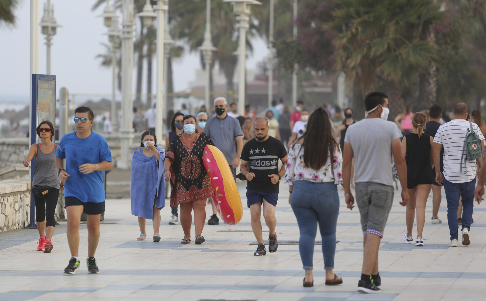 Solitaria noche de San Juan en las playas de Málaga, en fotos
