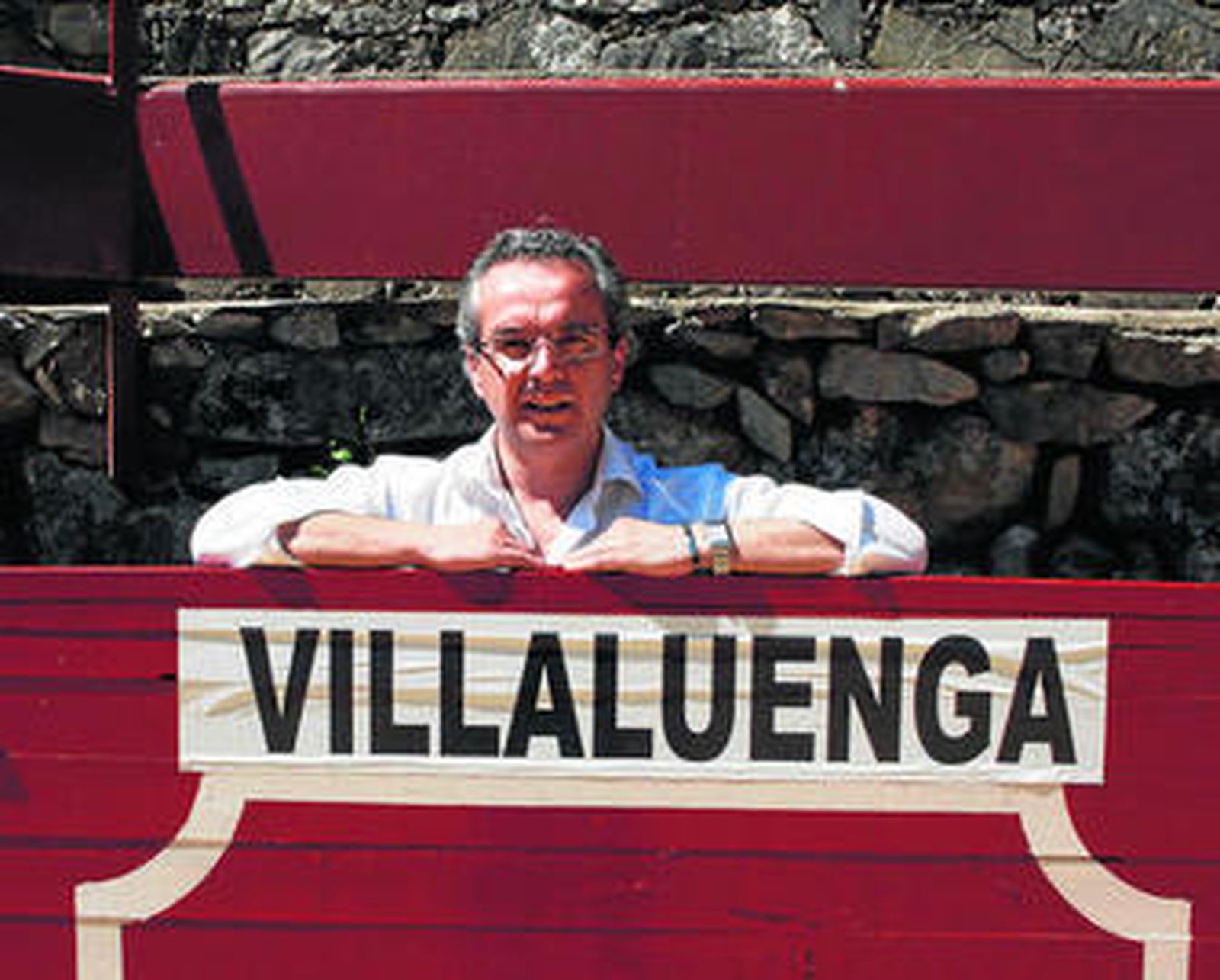 Alfonso Moscoso en uno de los burladeros de la plaza de toros de Villaluenga del Rosario.
