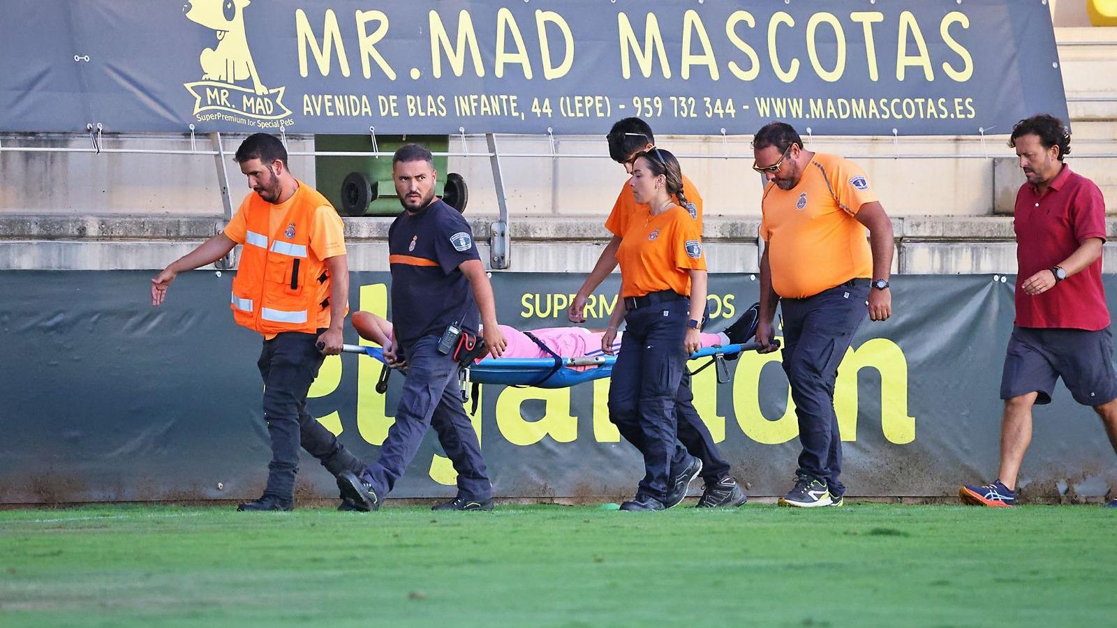 Juan Pablo Pereira se marcha en camilla tras un fortuito golpe en la cabeza.