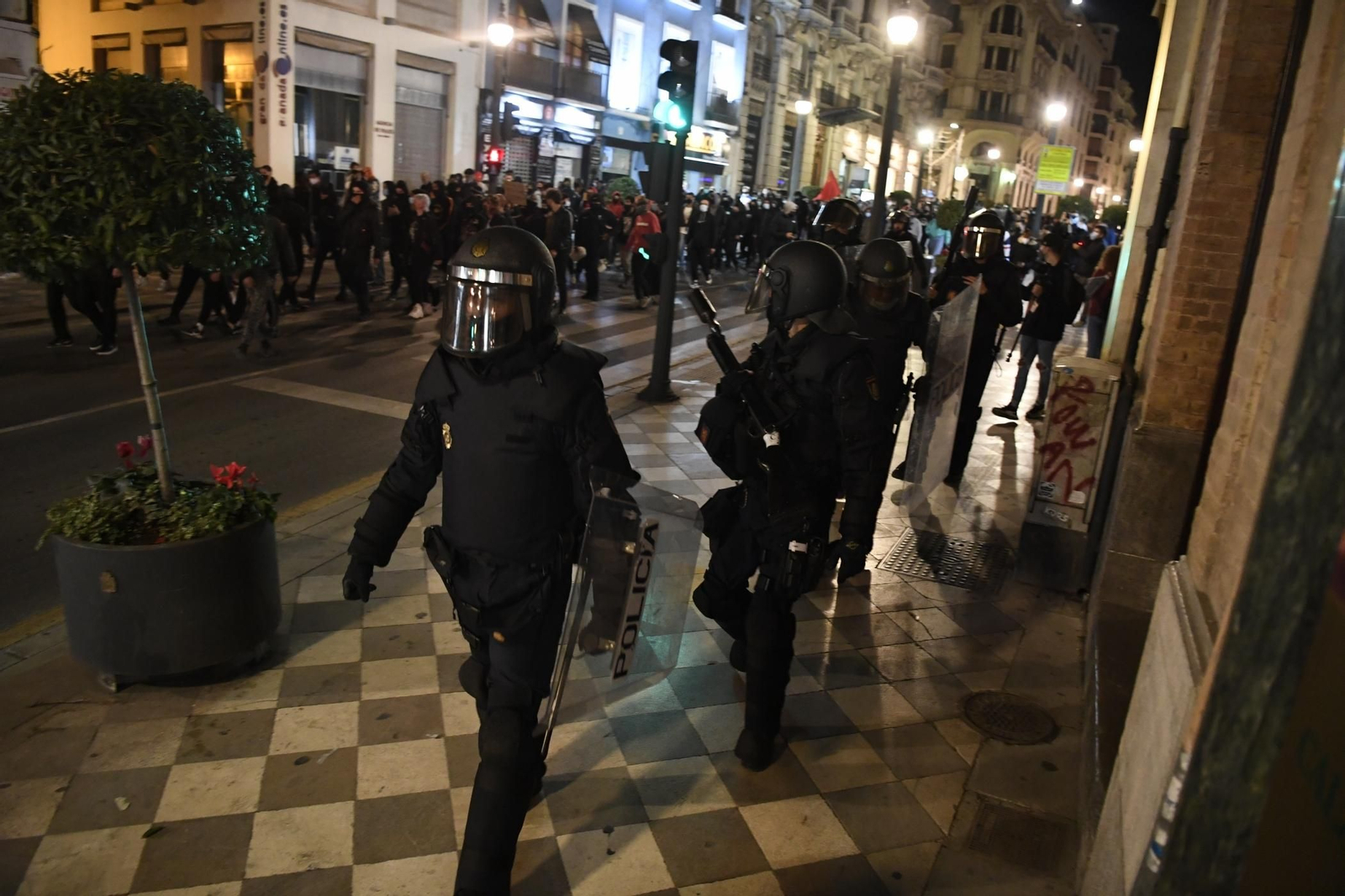 Fotos: disturbios y altercados entre manifestantes y la Policía en Granada
