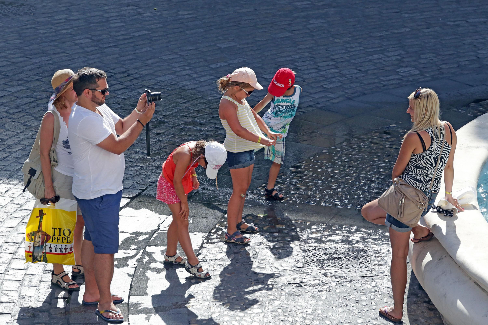 Un grupo de turistas, tras visitar González Byass, se fotografía en la rotonda de los Casinos. Un grupo de turistas, tras visitar González Byass, se fotografía en la rotonda de los Casinos.