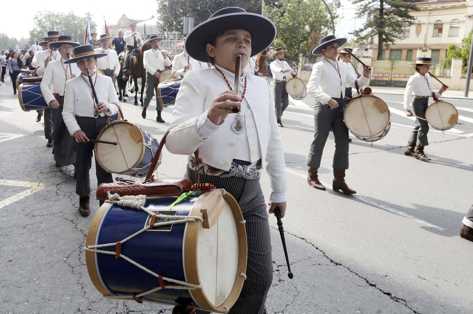 El Rocío 2023: Imágenes de la Hermandad de Emigrantes en su salida de Huelva