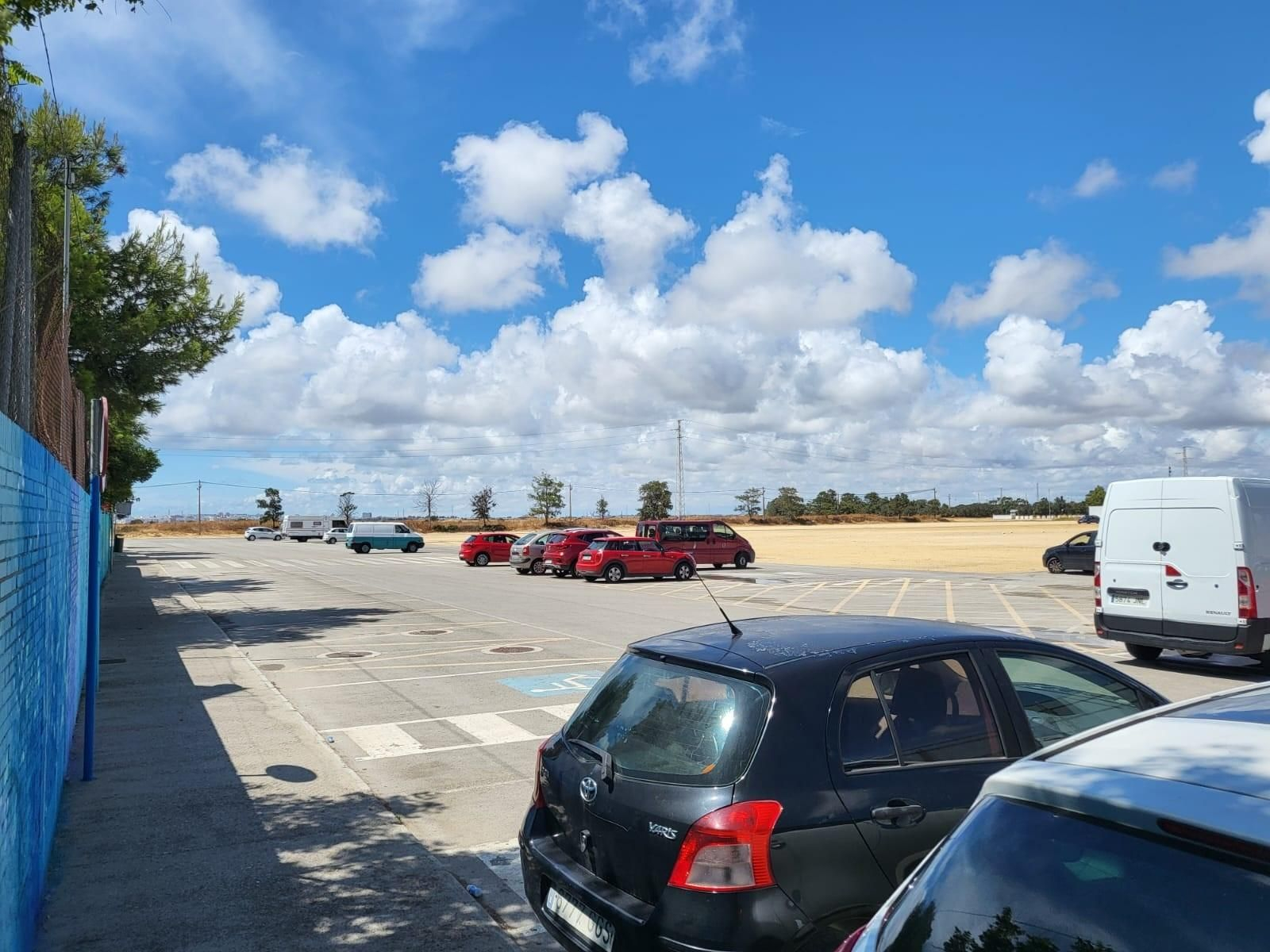 Emplazamiento donde se construirá el nuevo equipamiento deportivo, junto al IES Picasso.