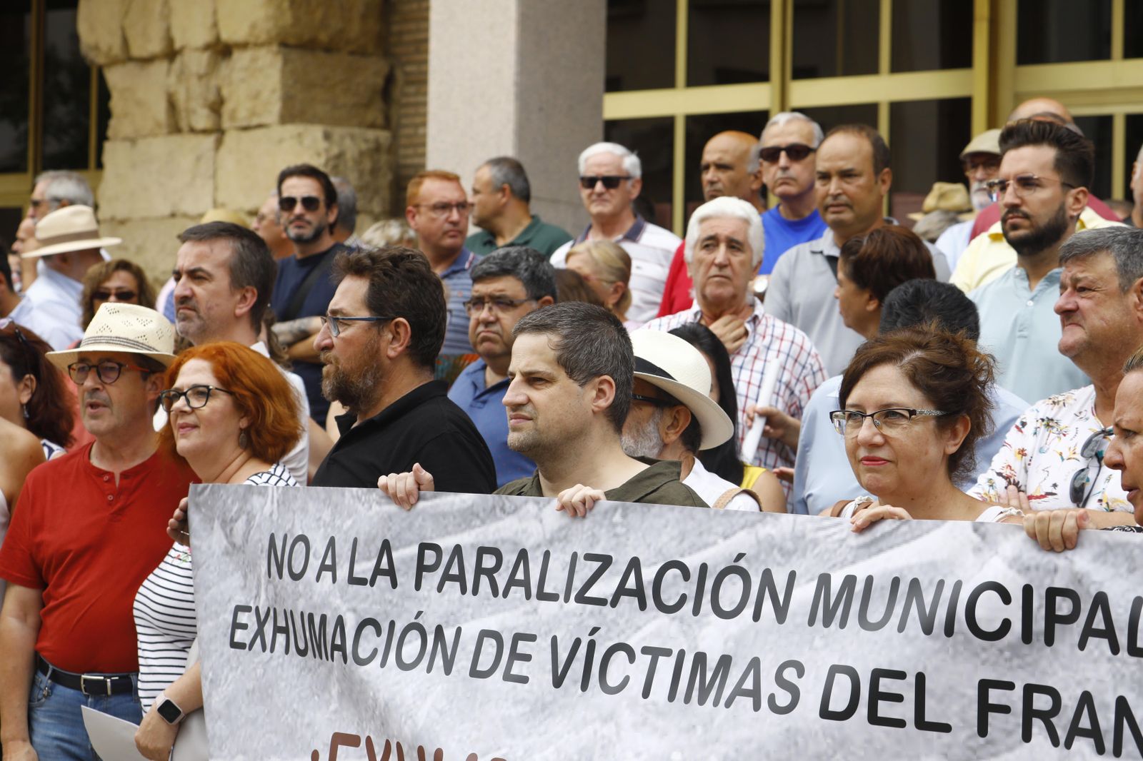 La protesta de los colectivos de memoria histórica ante el Ayuntamiento de Córdoba, en imágenes