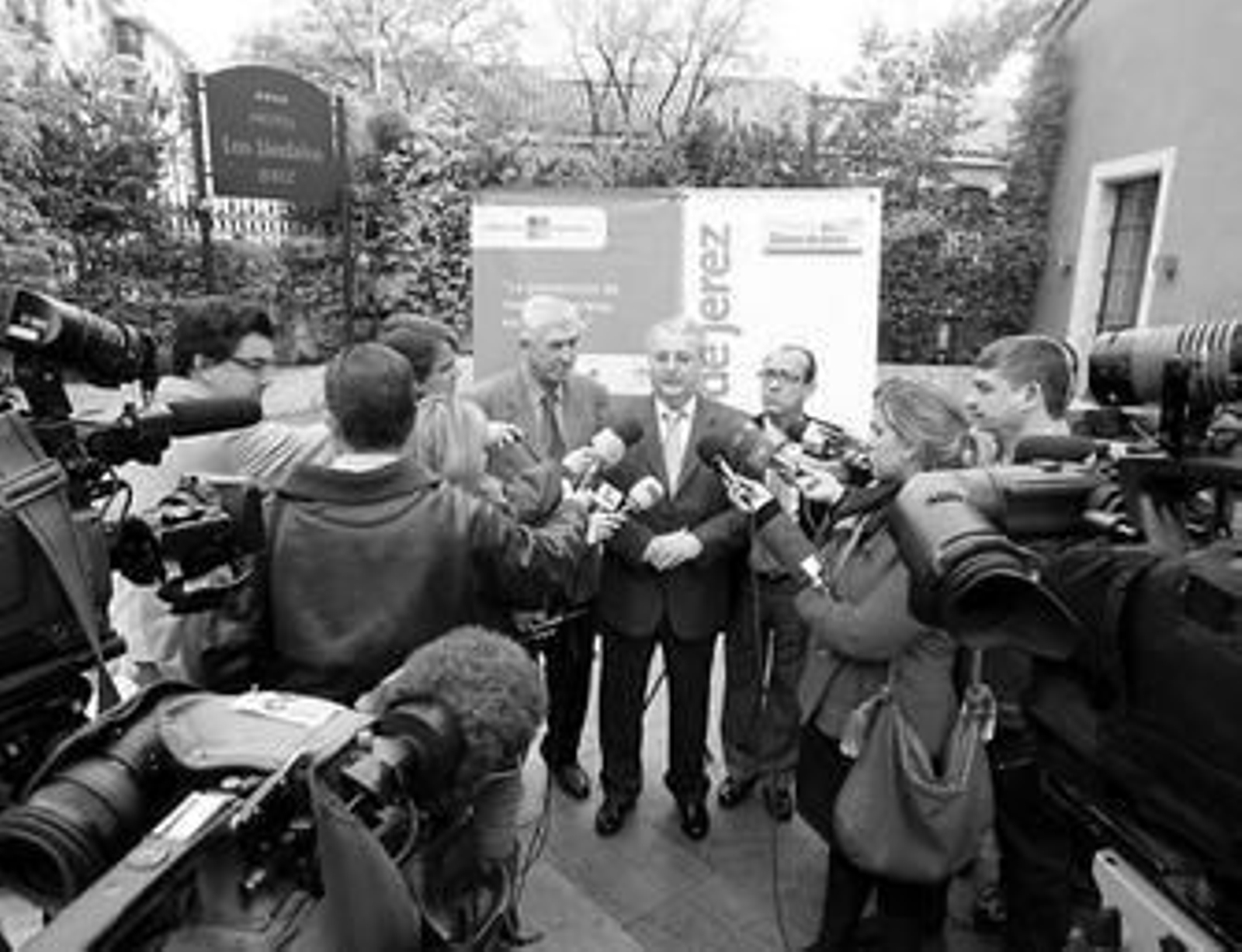 Antonio Fernández, con Gómez Periñán y Juan Bouza, ayer, antes de la jornada sobre pymes del Grupo Joly.