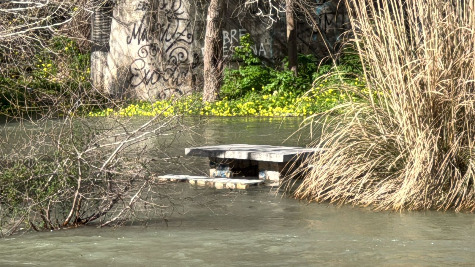 Una de las mesas completamente rodeada de agua