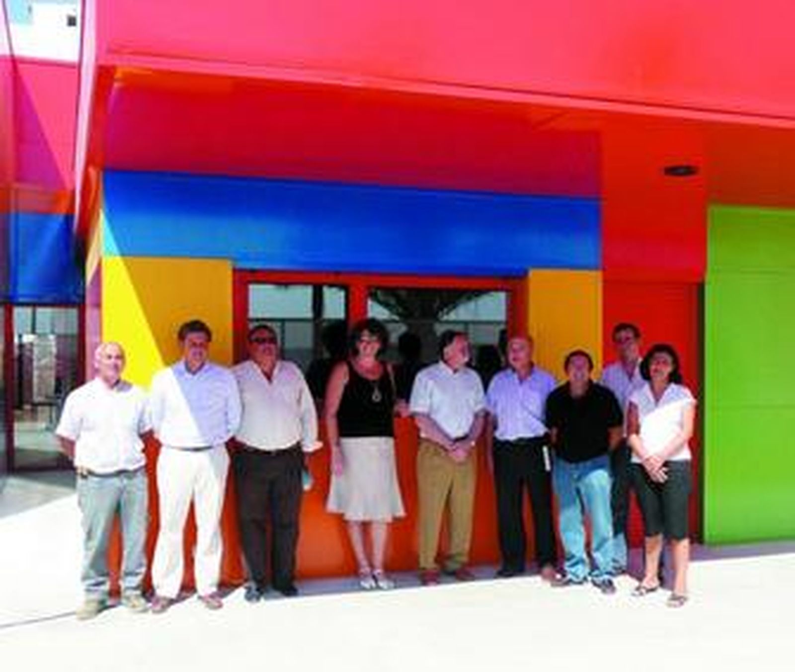 El delegado Luis López Jiménez, acompañado de los técnicos de su delegación frente a la guardería.