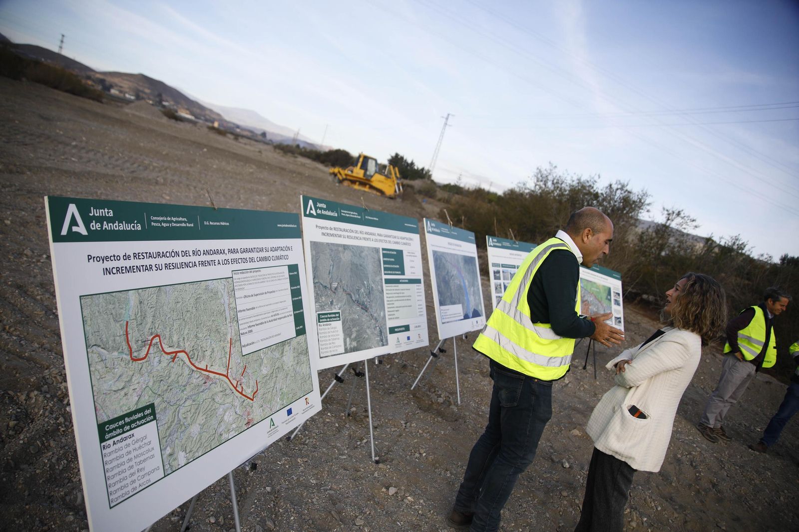 Las imágenes de la visita las obras de restauración hidrogeomorfológica y de naturalización del cauce del río Andarax, en Rioja