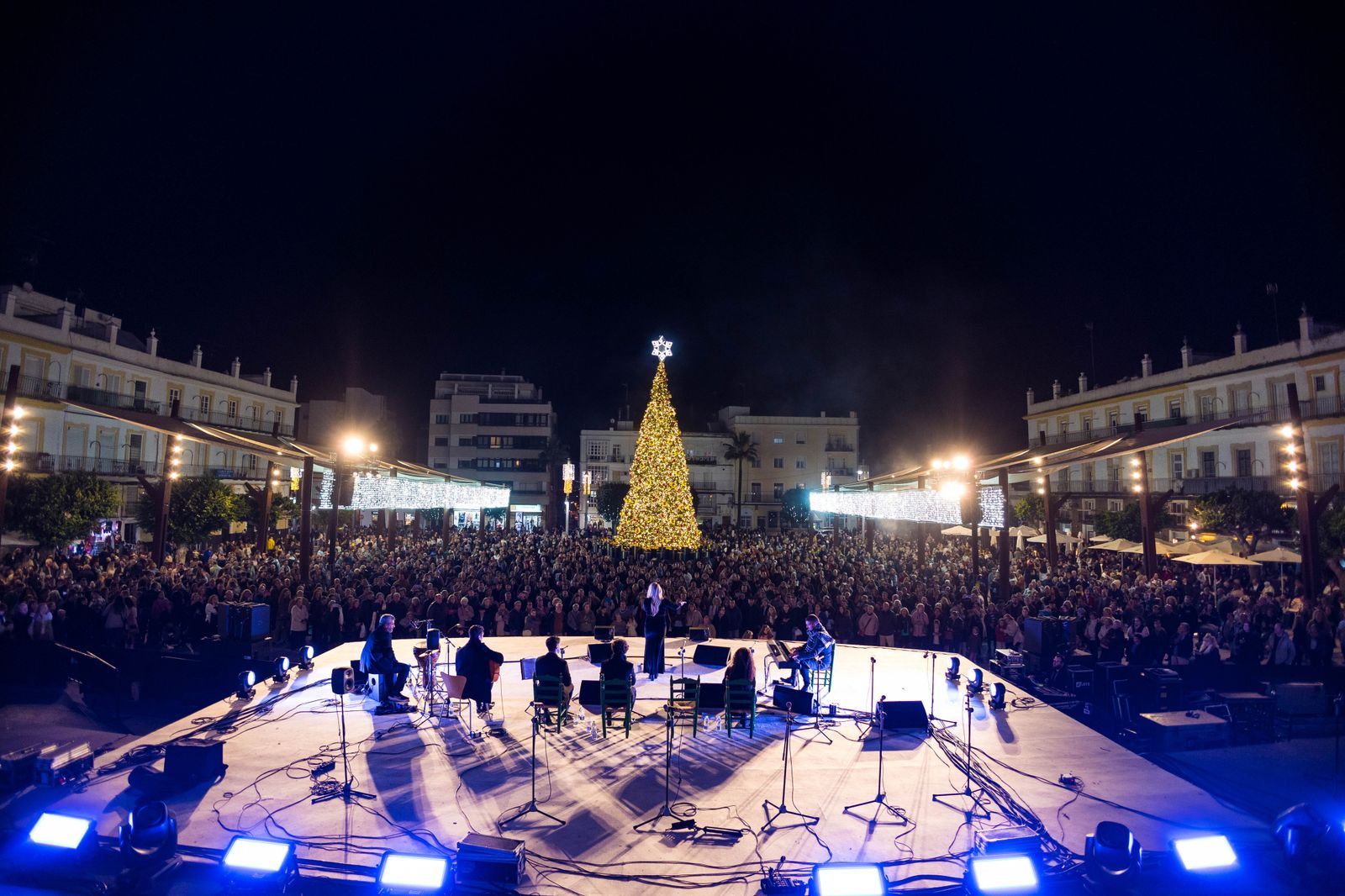 Doble sesión de zambombas navideñas en la plaza del Rey de San Fernando