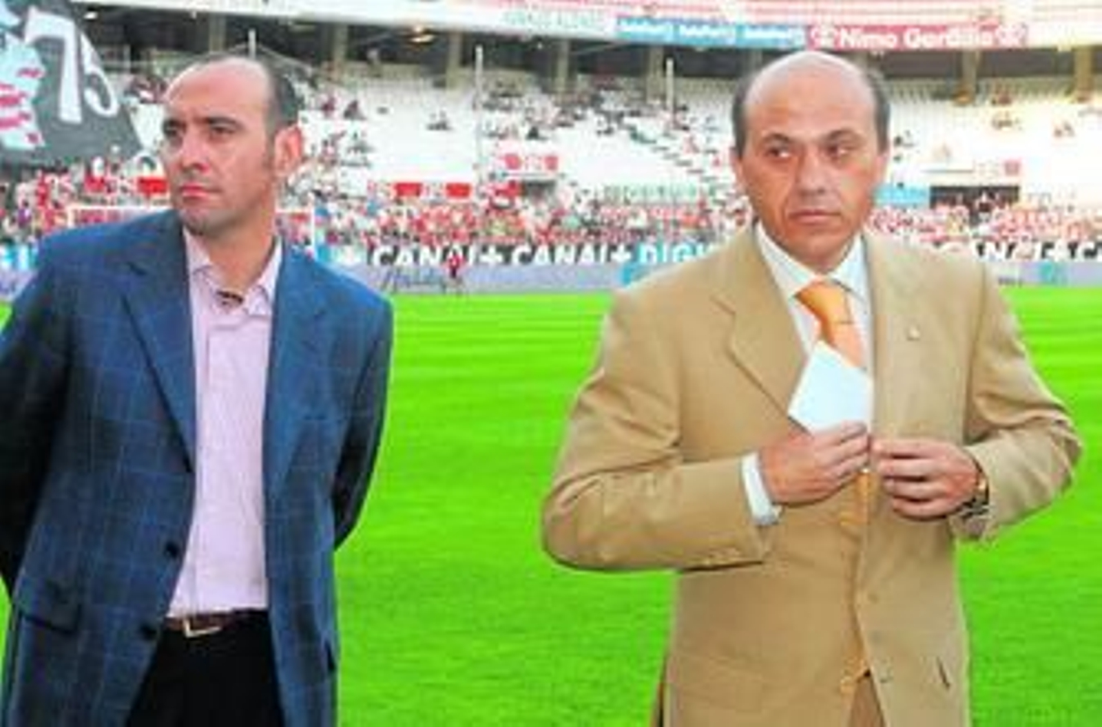 José María del Nido, con su inseparable Monchi sobre el césped del estadio de Nervión, que los ha visto durante diez derbis.