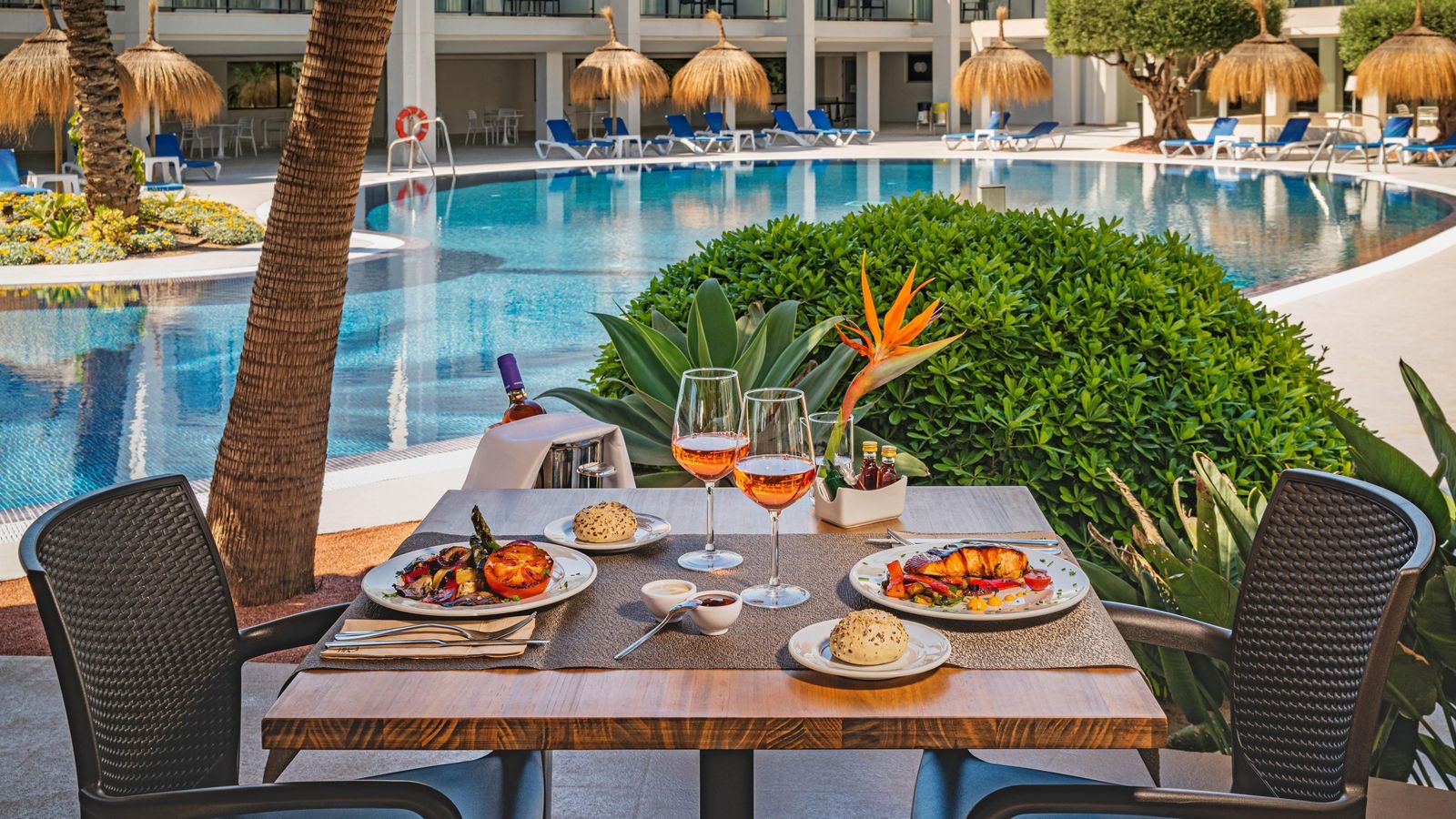 Almuerzo en el relajante Tikki Pool en Cabo Gata Jardín