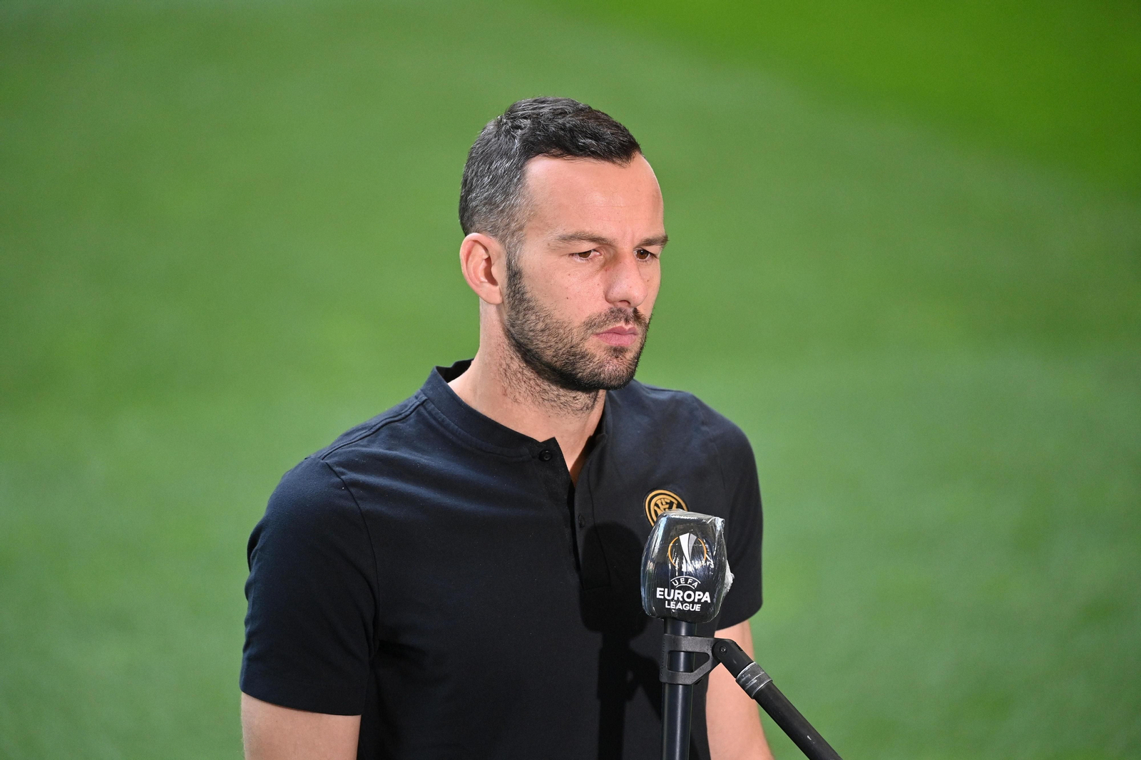 Handanovic atiende a los medios de comunicación.