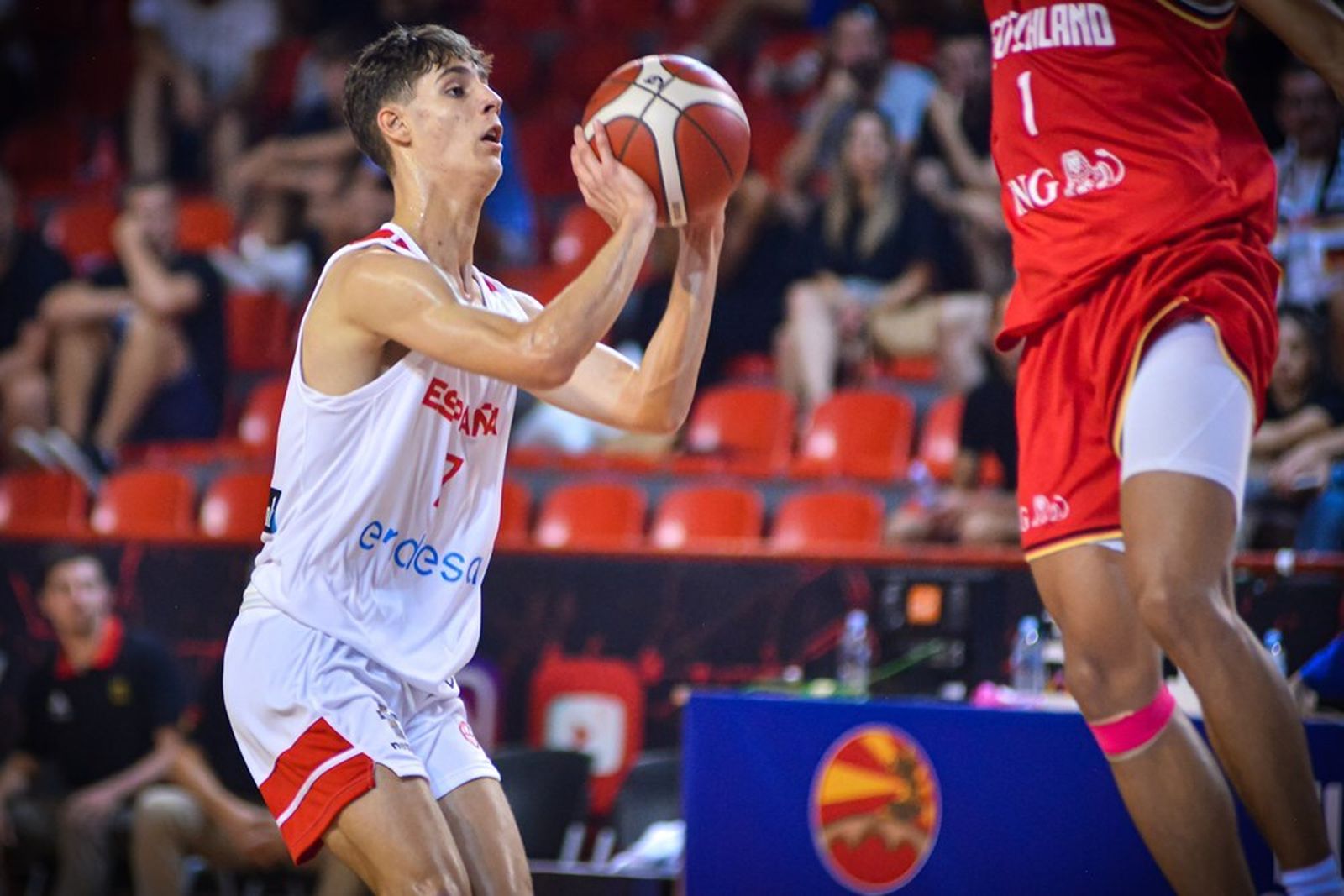 Del Pino lanza a canasta.