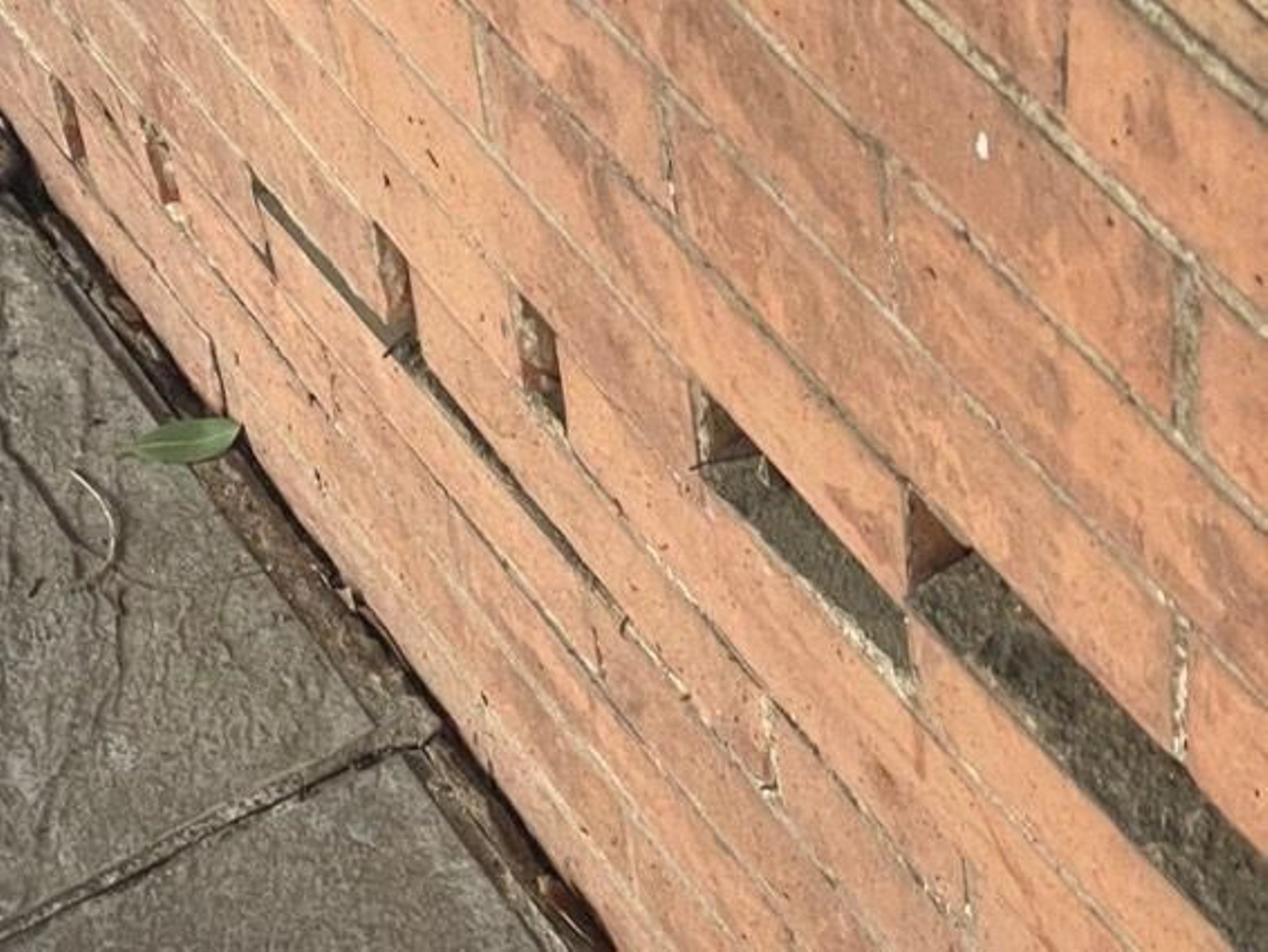 Las grietas del cerramiento de los Jardines del Prado en Diego de Riaño